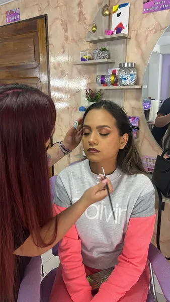 Maquillaje social con pestañas de tira