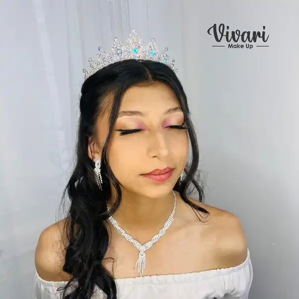 Maquillaje para 15 años con peinado